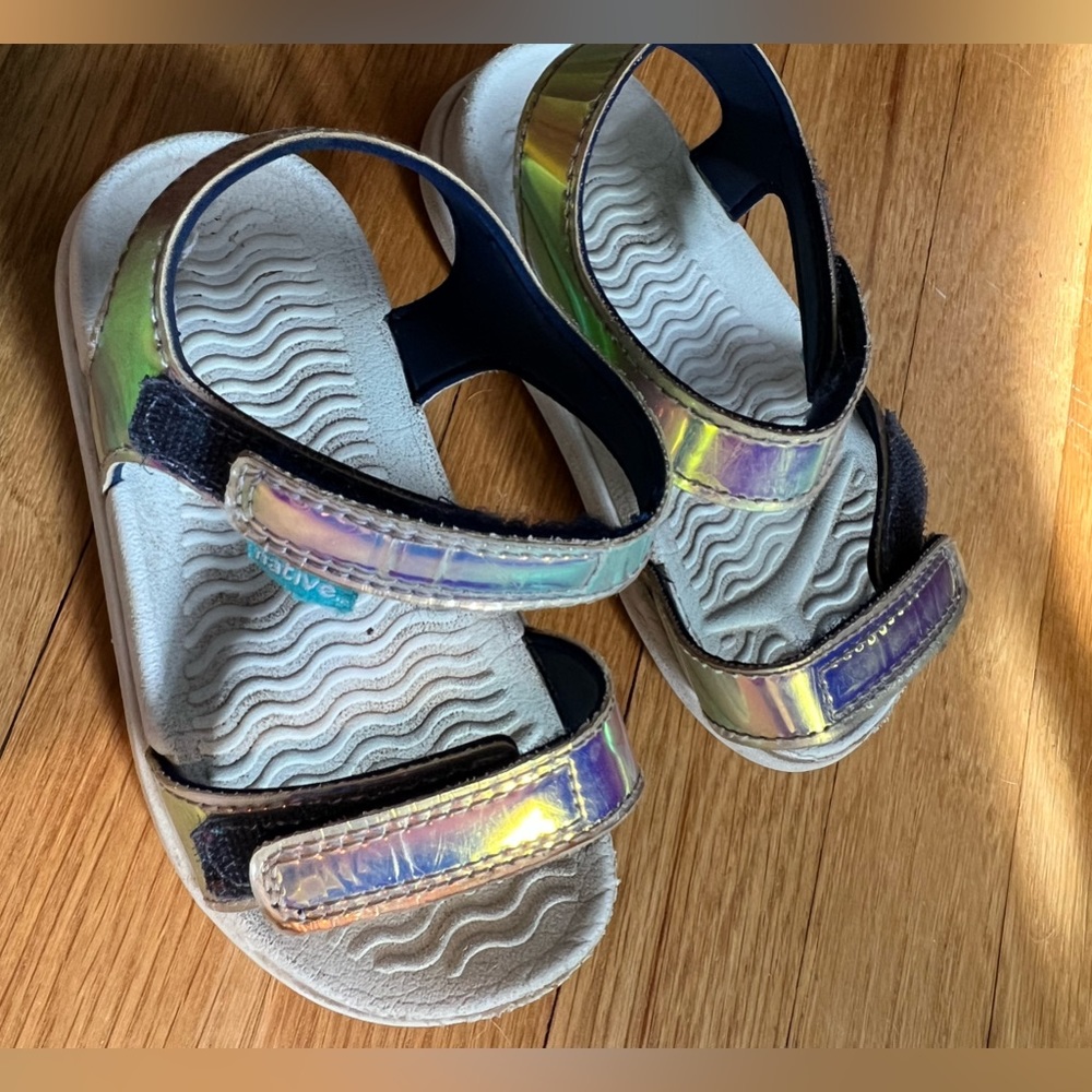 Native iridescent kids sandals sz 8